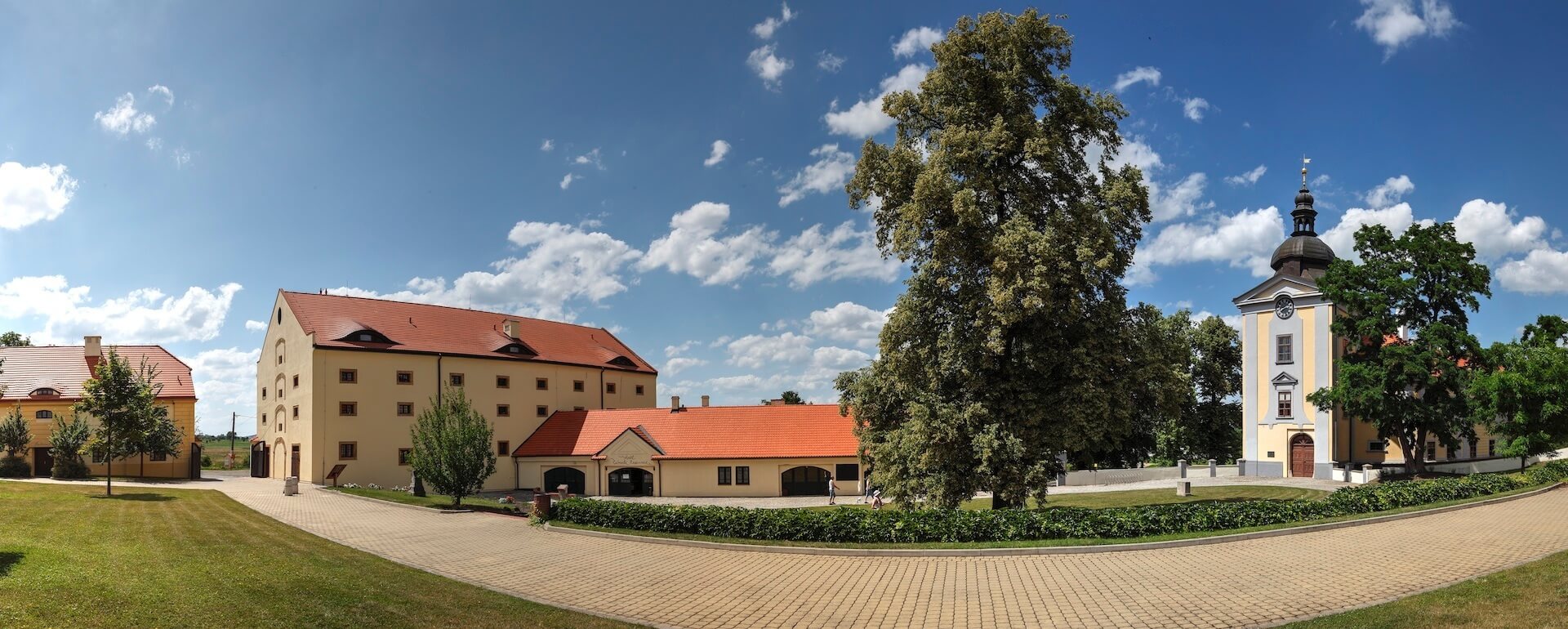 zamecky-areal-ctenice-uvodni-foto-1.jpg