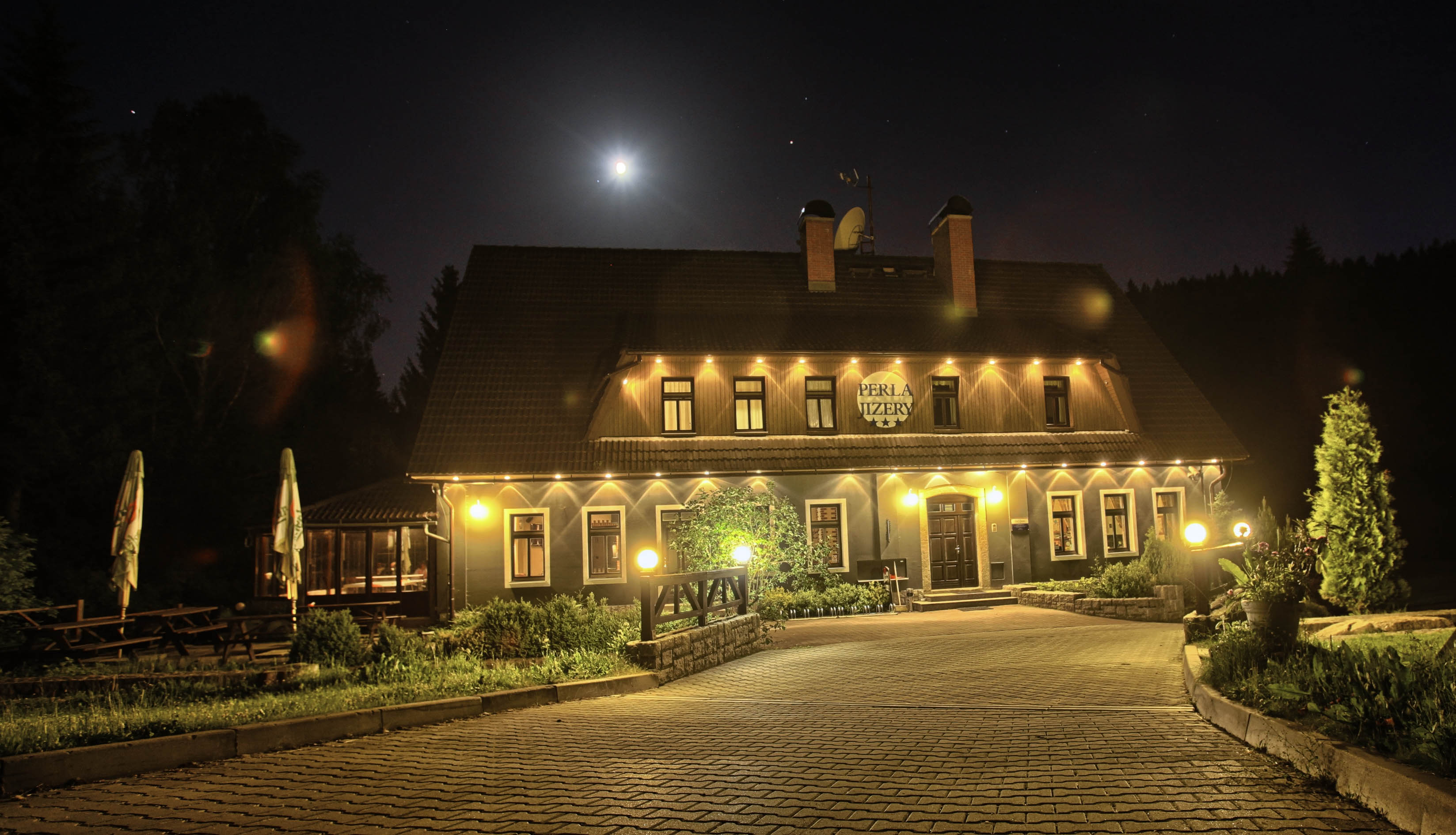 03-hotel_budova_večer.jpg
