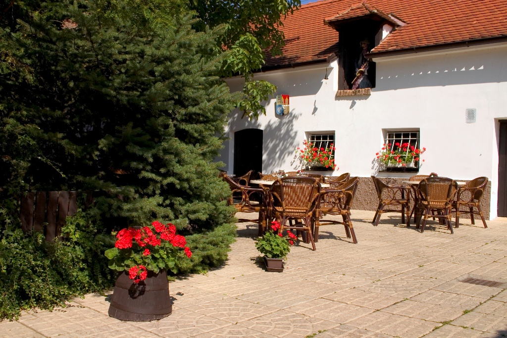 golemuv_restaurant_zahradka_restauracejpg.jpg