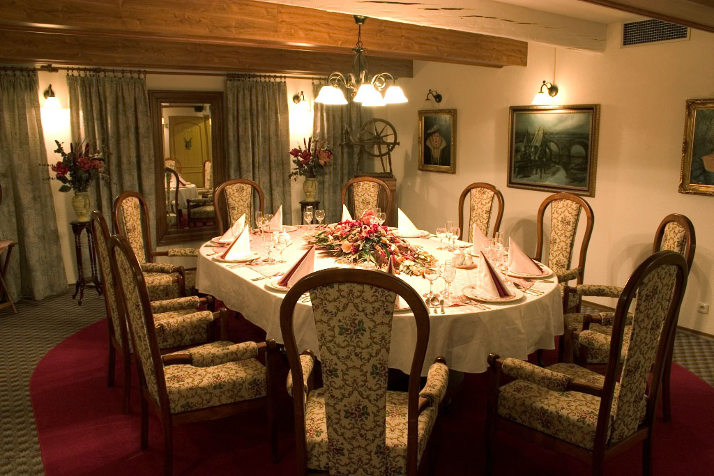 golemuv_restaurant_salonekjpg.jpg