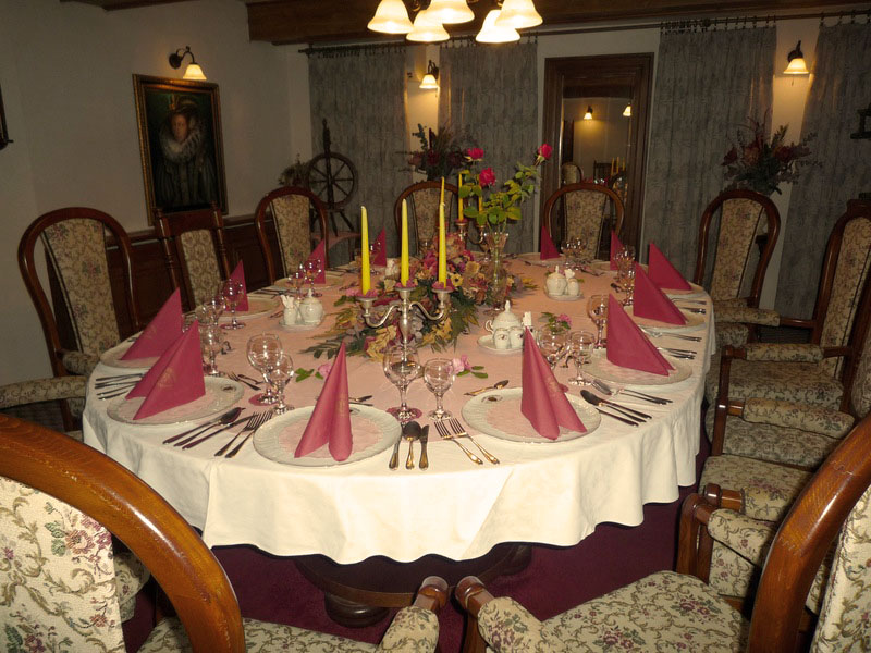 golemuv_restaurant_salonek_zlute_svickyjpg.jpg