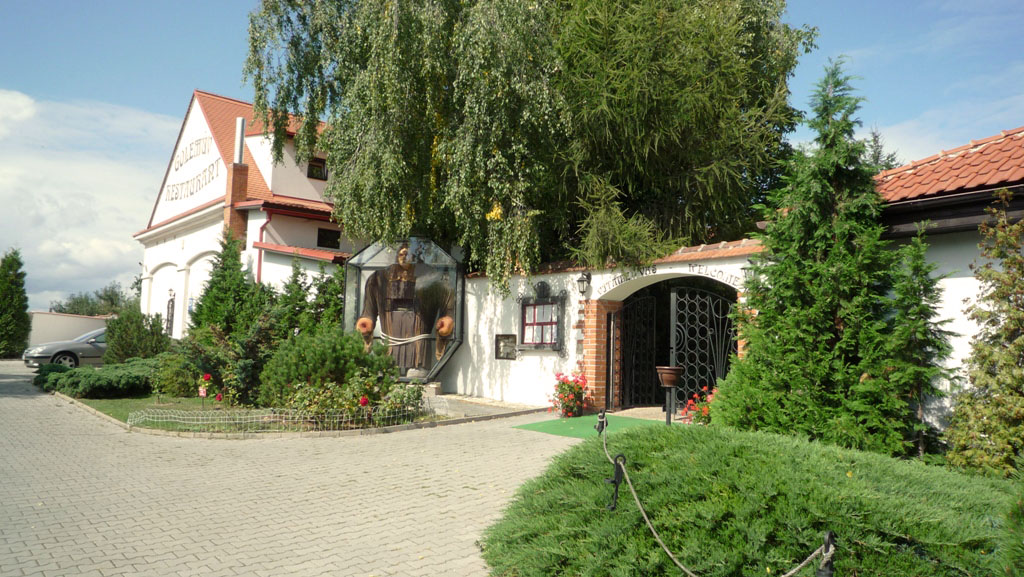 golemuv_restaurant_vchod_do_restauracejpg.jpg