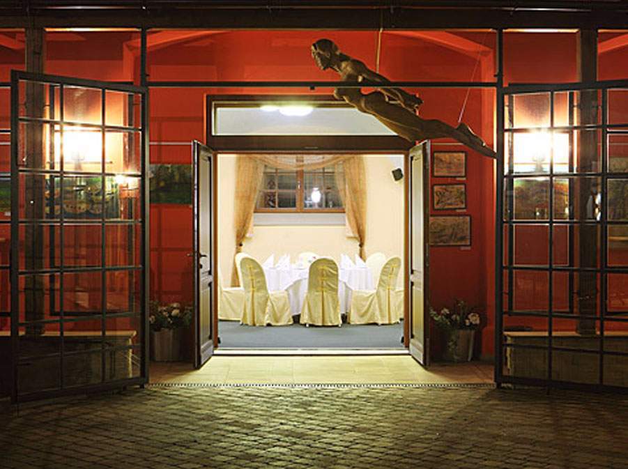 misto_na_svatbu_praha_hotel_chvalska_tvrz_8jpg.jpg