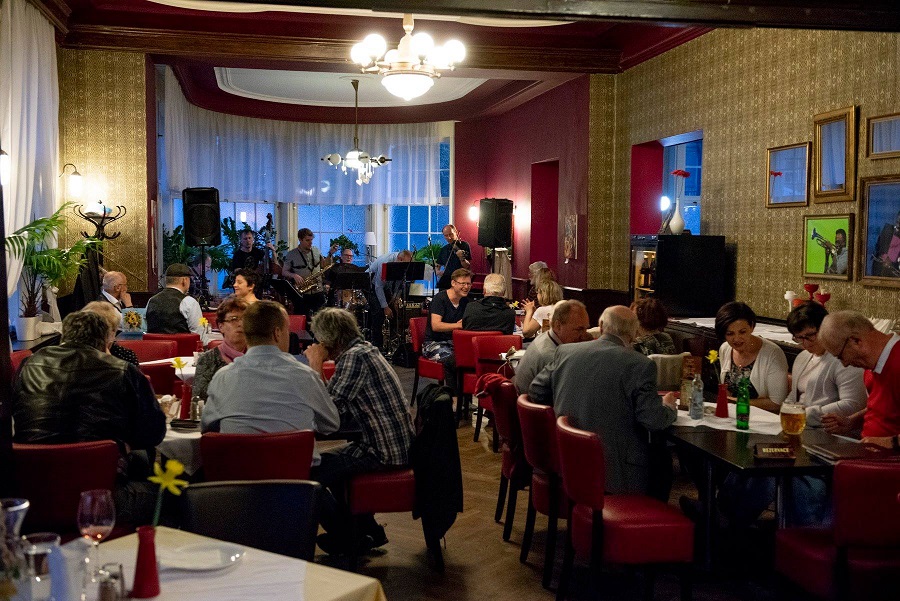 klub-ex-profil-partydo-08-posezeni-vecerjpg.jpg