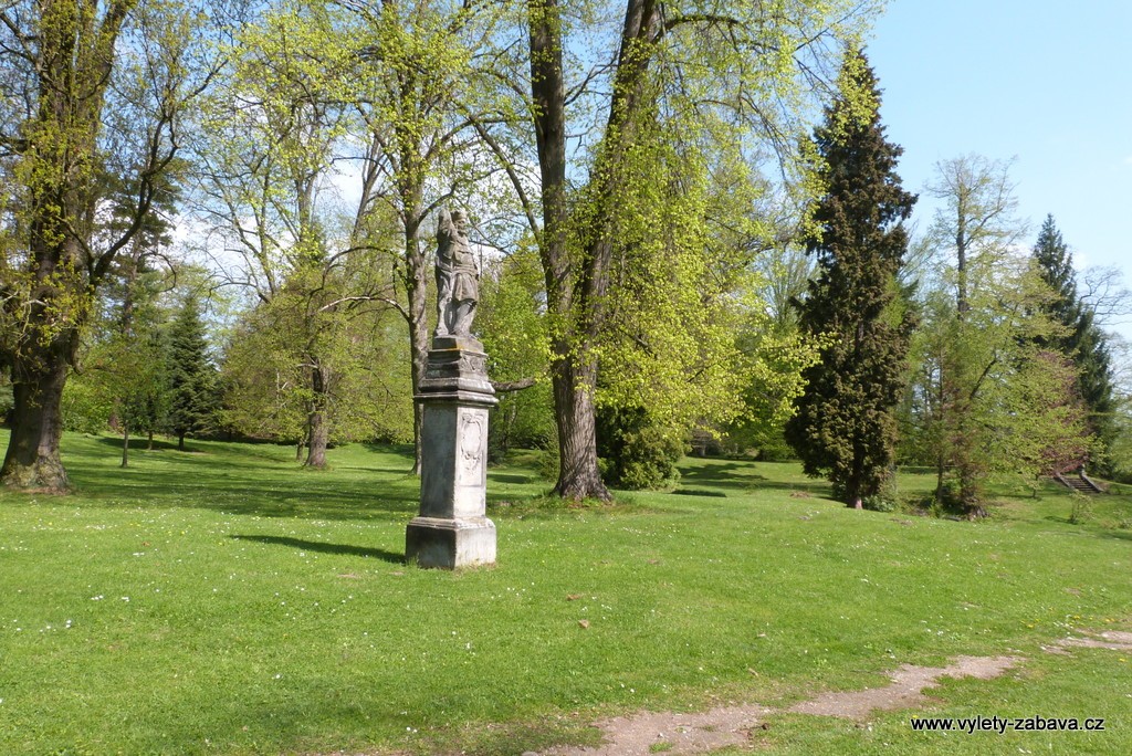 prostory-turnov-05-parkjpg.jpg