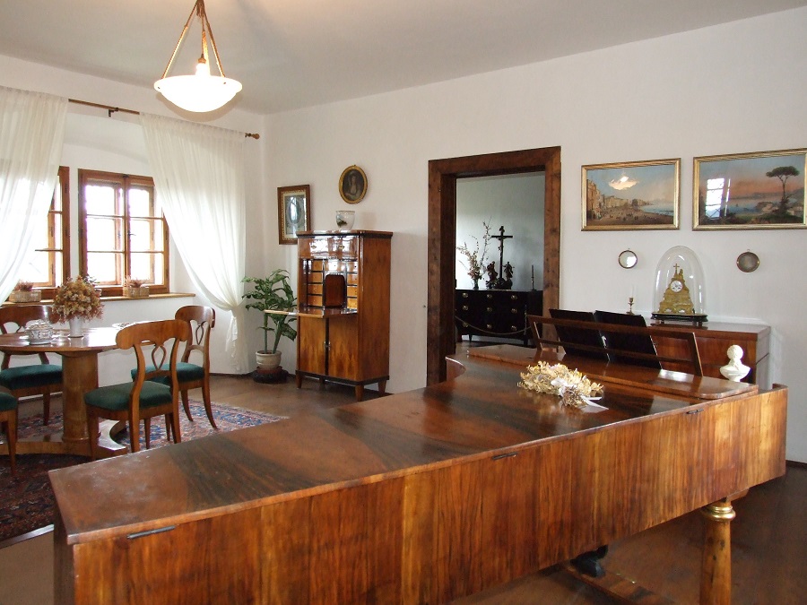 prostory-nachod-02-hudebni-salonjpg.jpg
