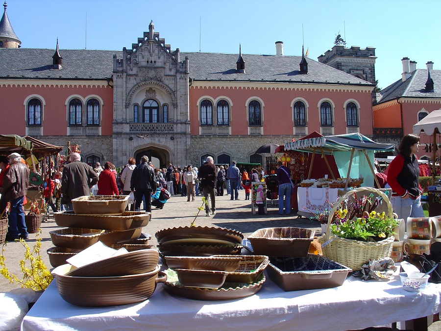 prostory-sychrov-02-velikonocni-trhyjpg.jpg
