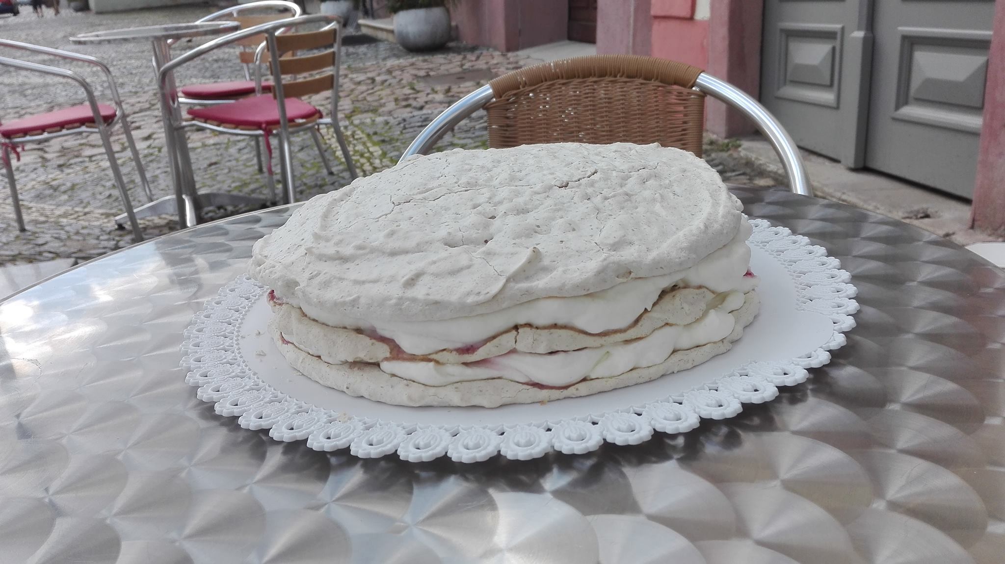 misto-na-svatbu-kourim-jenom-tak-06-baze-dortikjpg.jpg