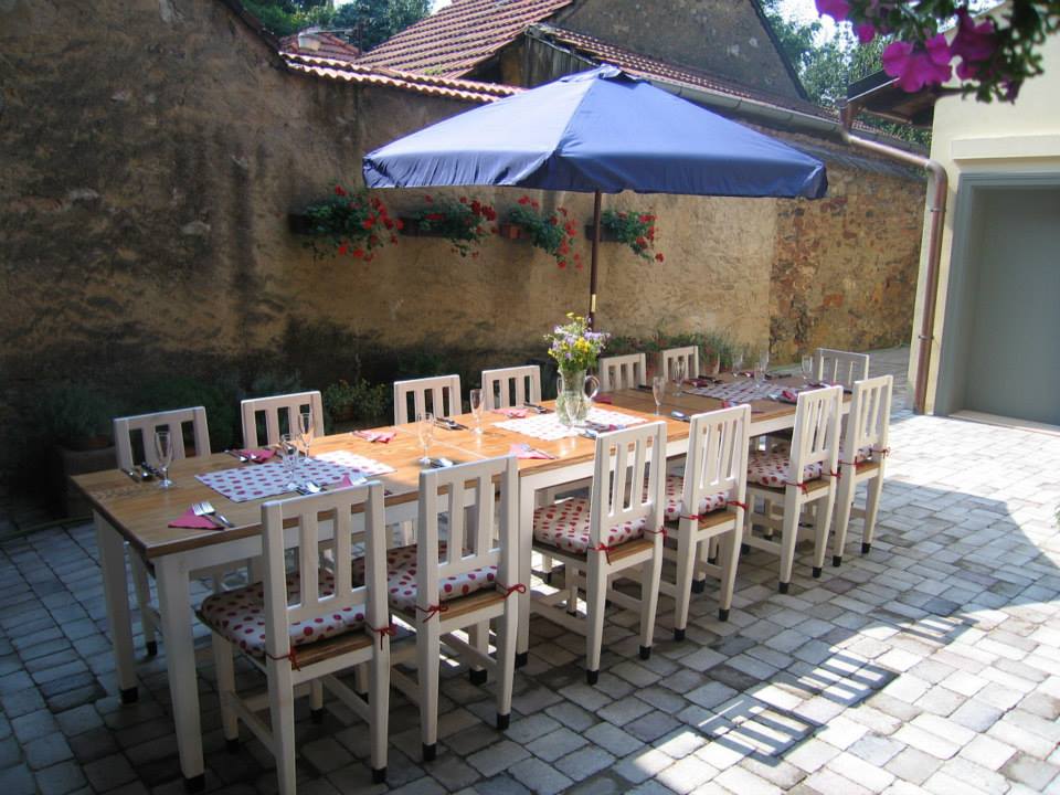 misto-na-svatbu-kourim-jenom-tak-07-exterier-svatebni-tabulejpg.jpg