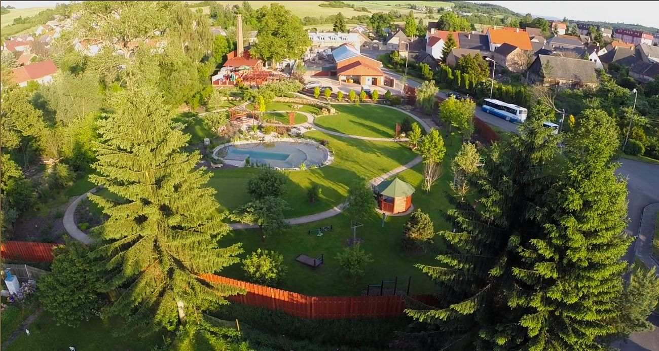 prostory-plzensky-kraj-zbirozsky-dvur-01-pohled-na-parkjpg.jpg