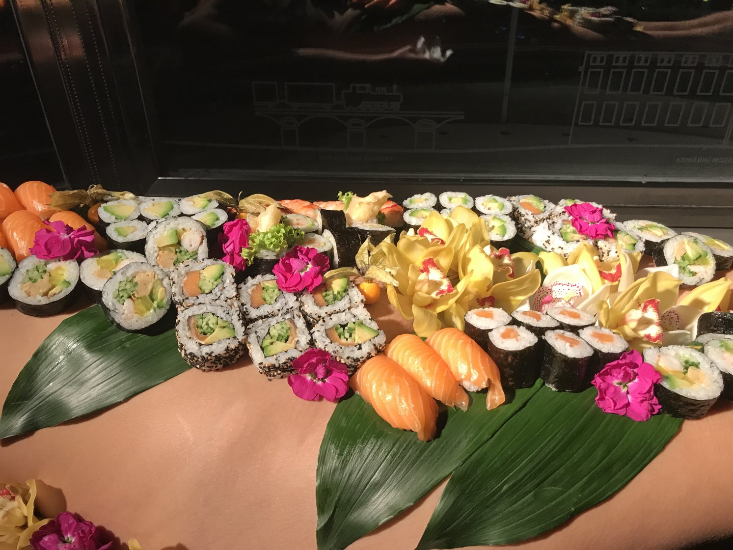 rozlucka-se-svobodou-praha-nyotaimori-04-servirovani-na-nahe-zene-2jpg.jpg