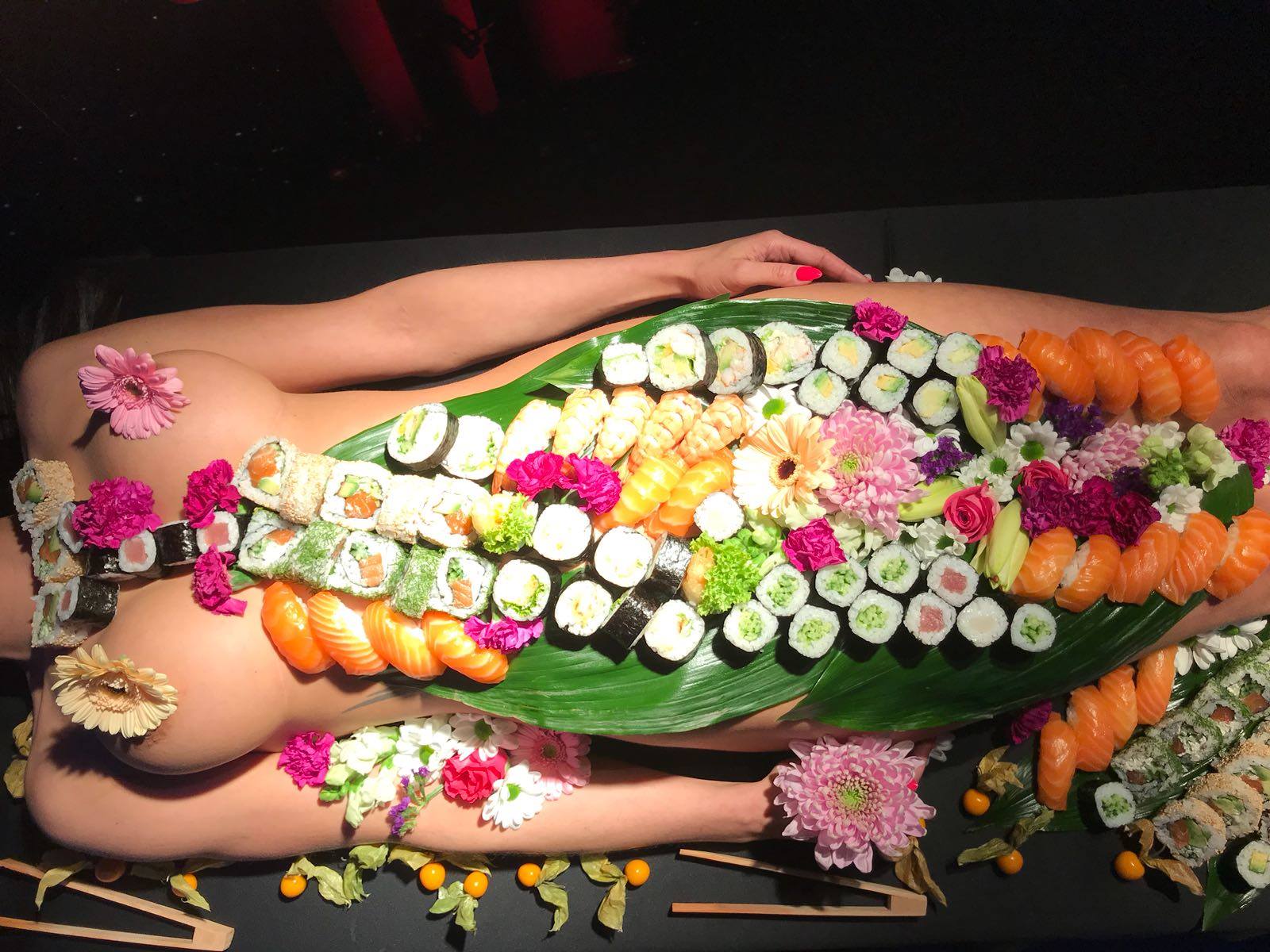rozlucka-se-svobodou-praha-nyotaimori-05-servirovani-na-nahe-zene-3jpg.jpg