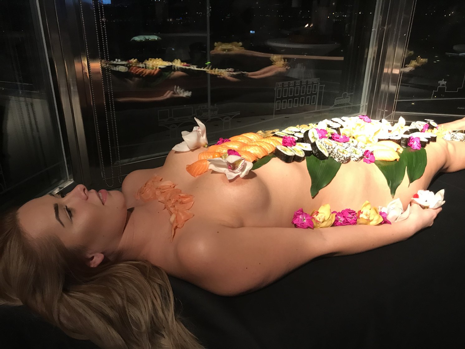 rozlucka-se-svobodou-praha-nyotaimori-07-servirovani-na-nahe-zene-4jpg.jpg