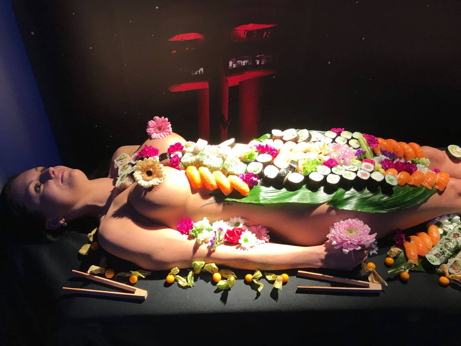 rozlucka-se-svobodou-praha-nyotaimori-10-servirovani-na-nahe-zene-6jpg.jpg