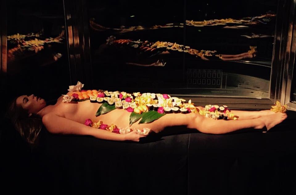 rozlucka-se-svobodou-praha-nyotaimori-13-servirovani-na-nahe-zene-7jpg.jpg