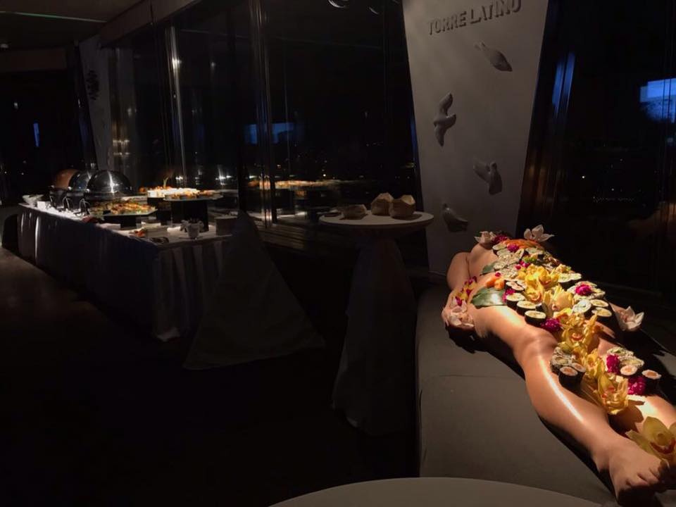 rozlucka-se-svobodou-praha-nyotaimori-14-servirovani-na-nahe-zene-8jpg.jpg
