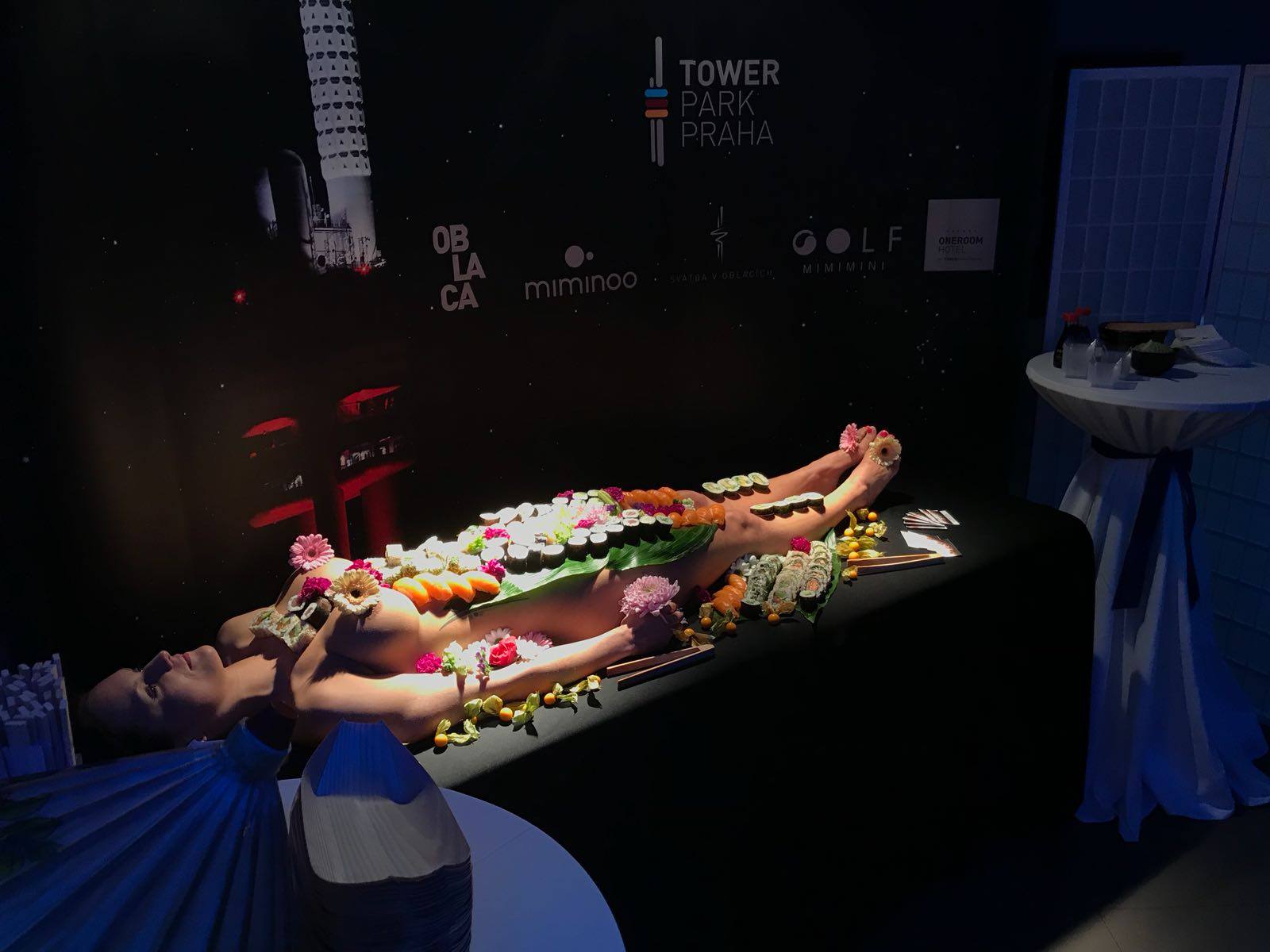 rozlucka-se-svobodou-praha-nyotaimori-15-servirovani-na-nahe-zene-9jpg.jpg