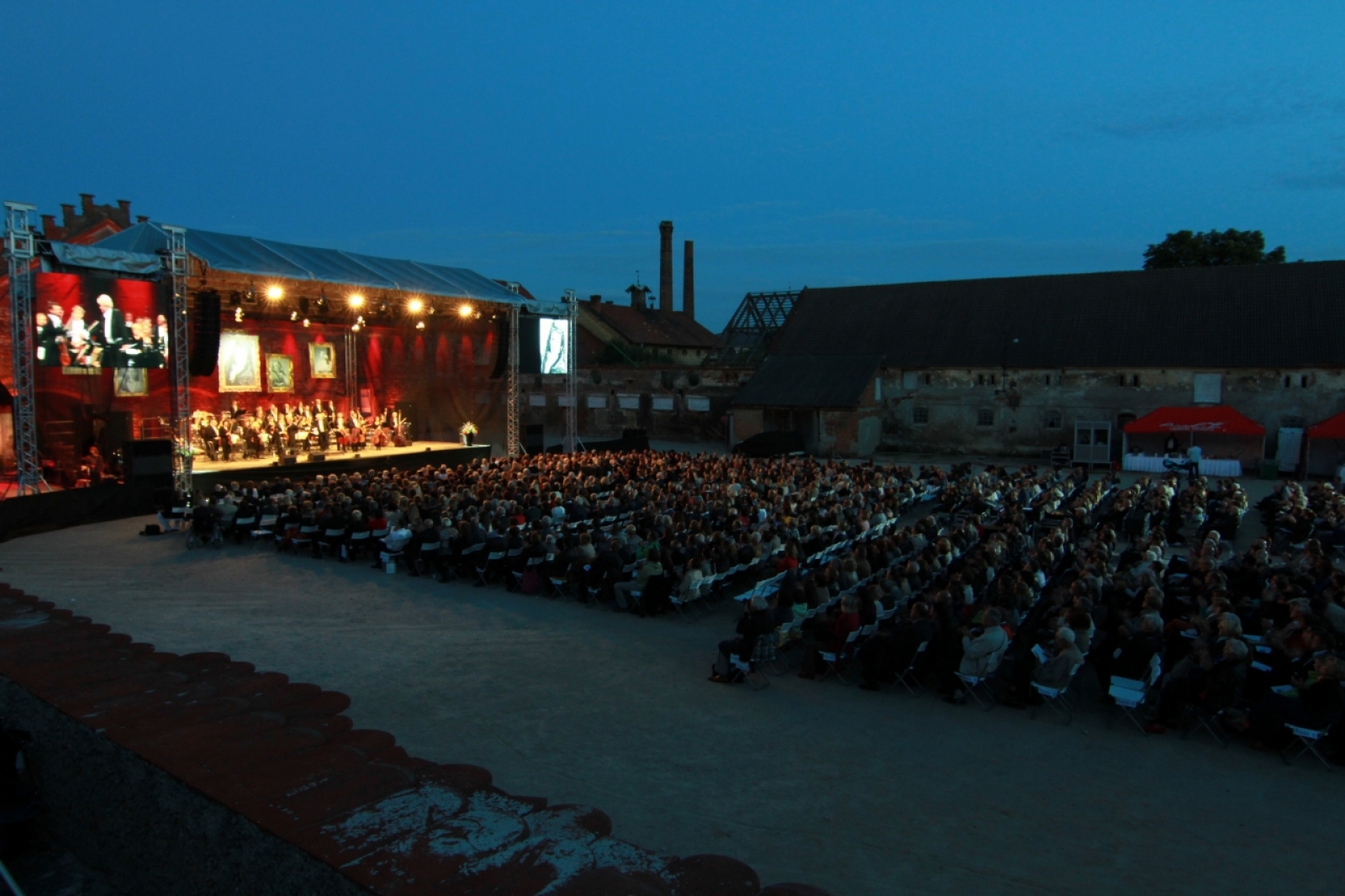 misto-na-svatbu-stredocesky-kraj-zamek-liten-12-vecerni-koncert-na-nadvorijpg.jpg