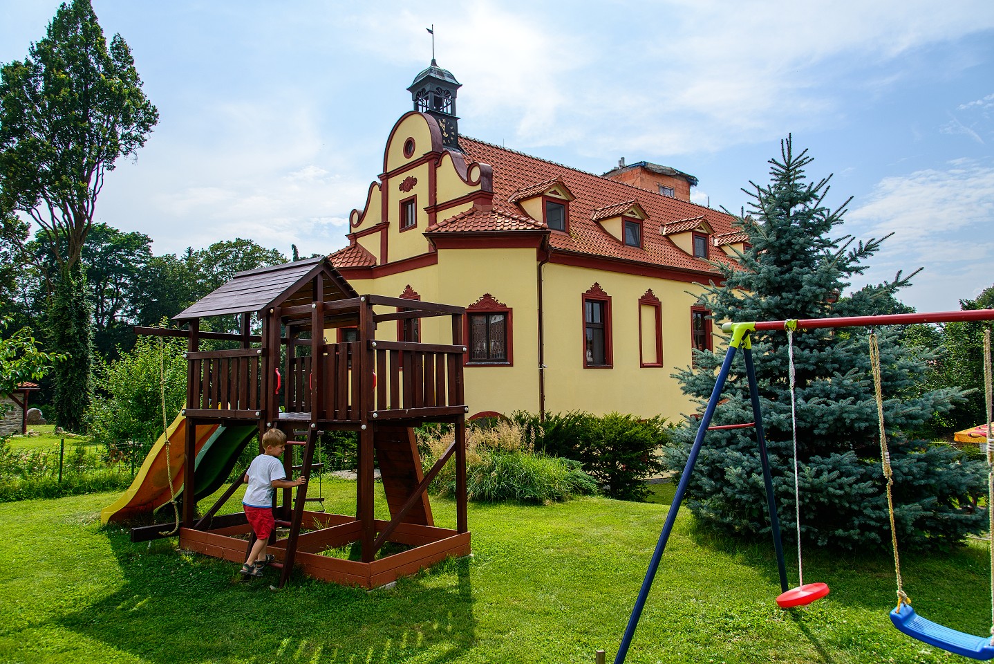 misto-na-obrad-sobeslav-zamek-bradlin-08-detska-prolezackajpg.jpg