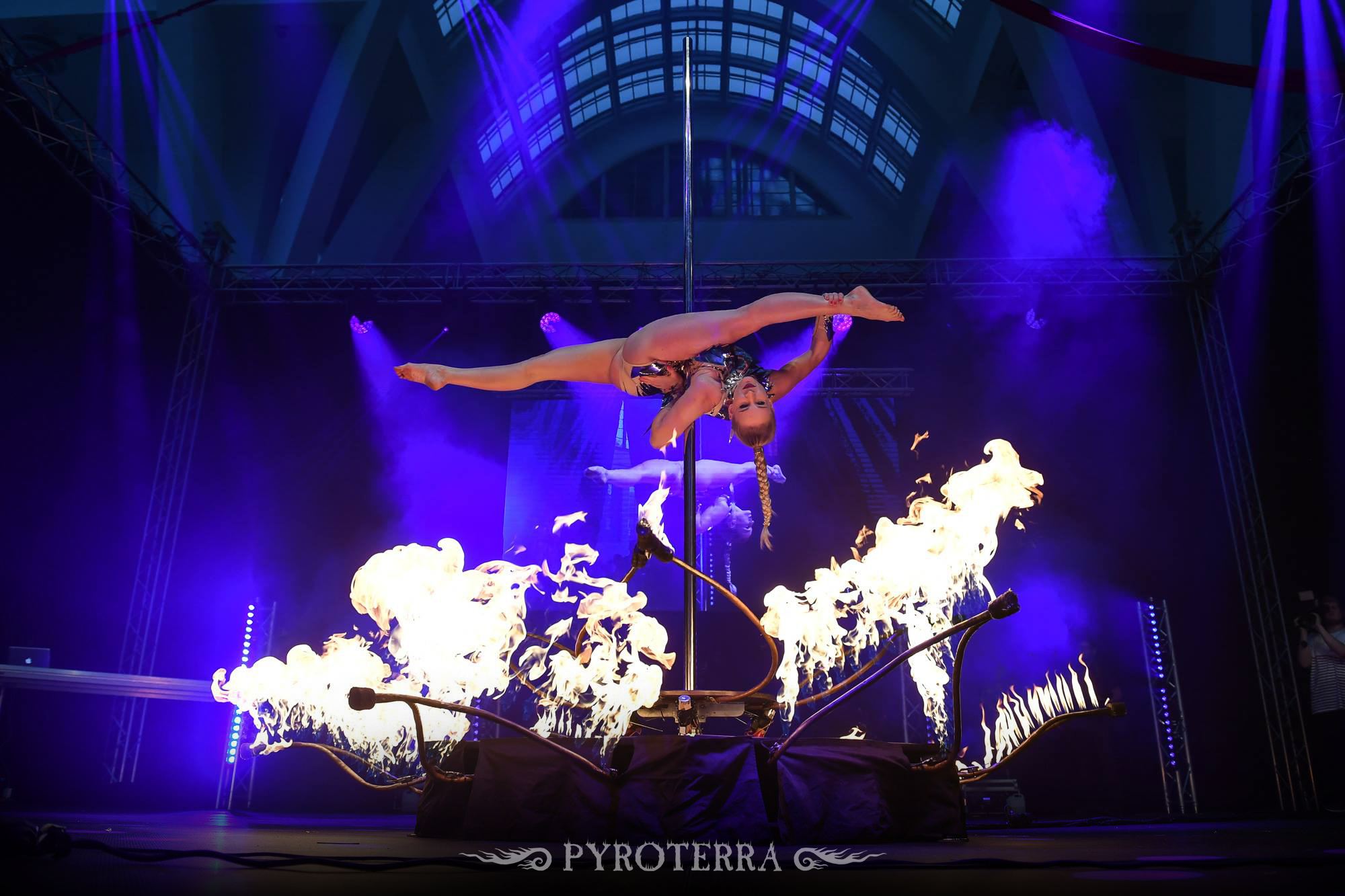 pyroterra_pole-dance_fire_ijpg.jpg